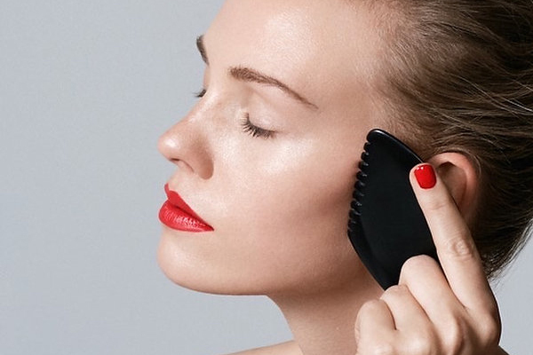 Schönheit entsteht durch Bewegung - und Gua Sha Massage unterstützt auf federleichte Weise diese Bewegung