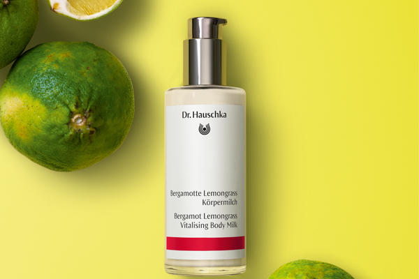 Leicht, pflegend und dazu der prickelnde Duft nach Sommer. Dr. Hauschka Bergamotte Lemongrass Körpermilch Leicht, pflegend und dazu der prickelnde Duft nach Sommer. Dr. Hauschka Bergamotte Lemongrass Körpermilch