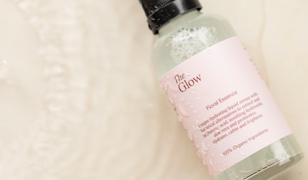 THE GLOW "Floral Essence" ist ein feuchtigkeitsspendender Toner und flüssiges Serum in einem THE GLOW "Floral Essence" ist ein feuchtigkeitsspendender Toner und flüssiges Serum in einem