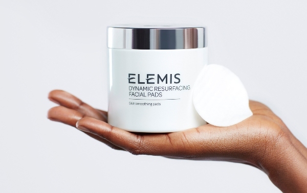 DYNAMIC RESURFACING FACIAL PADS sorgen für babyzarte Haut in einem einzigen Anwendungsschritt DYNAMIC RESURFACING FACIAL PADS sorgen für babyzarte Haut in einem einzigen Anwendungsschritt