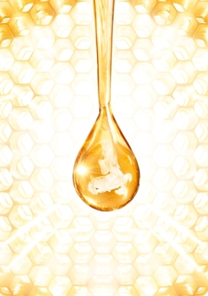Weißer Honig aus dem Archipel von Hawaii bildet in Verbindung mit leistungsstarken Vitamin C-Derivaten ein aufhellendes Aktivkonzentrat, das auf die Bildung von Melanin einwirkt und Pigmentstörungen mindert. Auch Weißer Honig aus dem Archipel von Hawaii bildet in Verbindung mit leistungsstarken Vitamin C-Derivaten ein aufhellendes Aktivkonzentrat, das auf die Bildung von Melanin einwirkt und Pigmentstörungen mindert. Auch