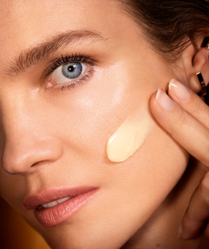 Guerlain denkt mit Taping eine neue Form  der Hautstraffung an