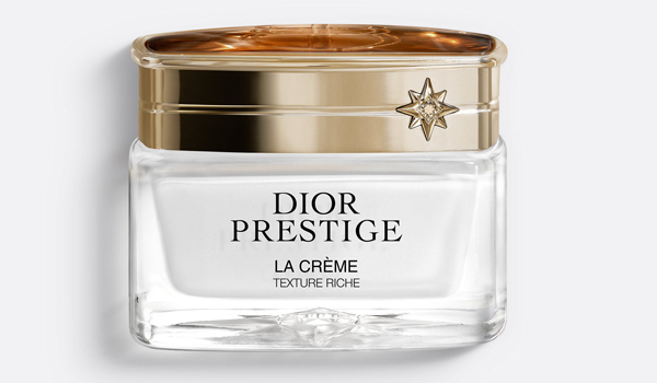 Dior Prestige La Crème basiert auf der selbstregenerierenden Wirkung der Rose de Granville und hilft, die Struktur und Funktionalität der Haut wiederherzustellen.