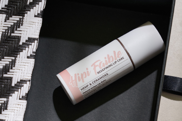Weiche und gepflegte Lippen dank bestem Bio-Wollwachs sowie Bio-Sheabutter und Bio-Jojobaöl Weiche und gepflegte Lippen dank bestem Bio-Wollwachs sowie Bio-Sheabutter und Bio-Jojobaöl