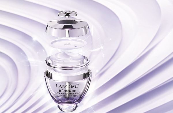 Mit RÉNERGIE H.P.N. 300-PEPTIDE CREAM öffnet Lancôme ein neues Kapitel in Sachen Altersverzögerung. Mit RÉNERGIE H.P.N. 300-PEPTIDE CREAM öffnet Lancôme ein neues Kapitel in Sachen Altersverzögerung.