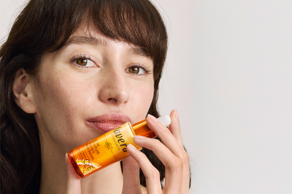 Das Vitamin C Serum lässt die Haut strahlen und schützt vor Freien Radikalen