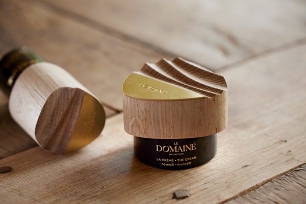 LE DOMAINE Skincare steht auch für verantwortungsvolle Verpackung durch Verwendung von recyclingfähigem Glas und wiederverwendbaren Deckeln LE DOMAINE Skincare steht auch für verantwortungsvolle Verpackung durch Verwendung von recyclingfähigem Glas und wiederverwendbaren Deckeln