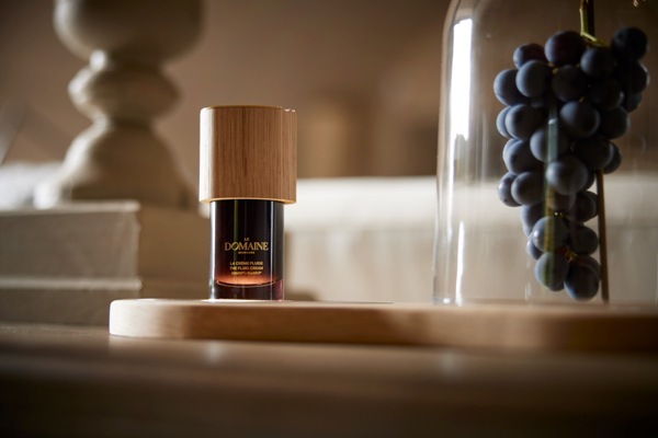 Die Pflegelinie besteht aus einem Serum, einer Creme, Fluid Creme und einer Reinigungsemulsion Die Pflegelinie besteht aus einem Serum, einer Creme, Fluid Creme und einer Reinigungsemulsion