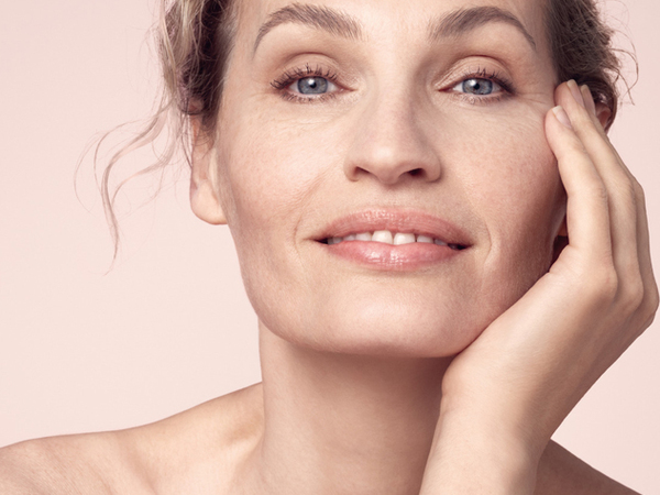Das nutriderm Epigenetics Konturenlifting Serum unterstützt die Haut in ihrem Jugendprogramm