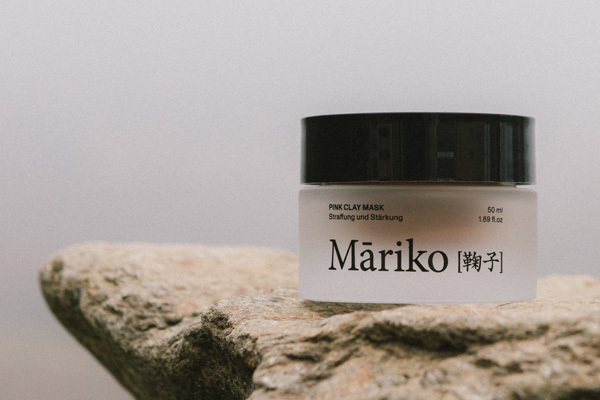 Die Pink Clay Mask strafft und stärkt die Hautstruktur