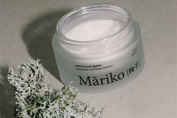 Die White Clay Mask reinigt die Haut sanft und schenkt ein ausgeglichenes Hautgefühl