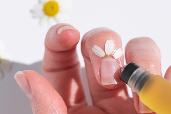 Nagelhautöl sollte intensiv in die Nagelhaut und die Nagelplatte eingearbeitet werden Nagelhautöl sollte intensiv in die Nagelhaut und die Nagelplatte eingearbeitet werden
