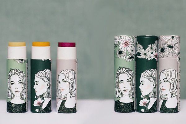 Alle drei königlichen Lippenpflegestifte sind nicht nur natürlich und vegan, sondern dank ihrer Hüllen aus FSC-zertifiziertem Karton auch plastikfrei und abbaubar Alle drei königlichen Lippenpflegestifte sind nicht nur natürlich und vegan, sondern dank ihrer Hüllen aus FSC-zertifiziertem Karton auch plastikfrei und abbaubar