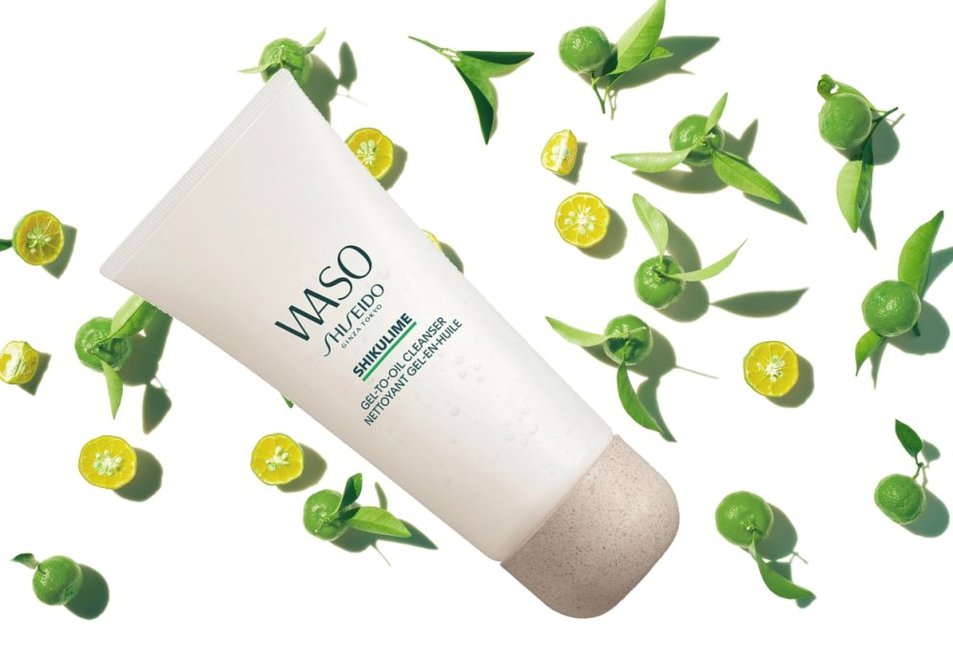 SHIKULIME Gel-to-Oil Cleanser von Waso ist eine ausgleichende Reinigung mit Shikuwasa Lime, die sich von einem luftigen Gel in ein seidiges Öl verwandelt. SHIKULIME Gel-to-Oil Cleanser von Waso ist eine ausgleichende Reinigung mit Shikuwasa Lime, die sich von einem luftigen Gel in ein seidiges Öl verwandelt.