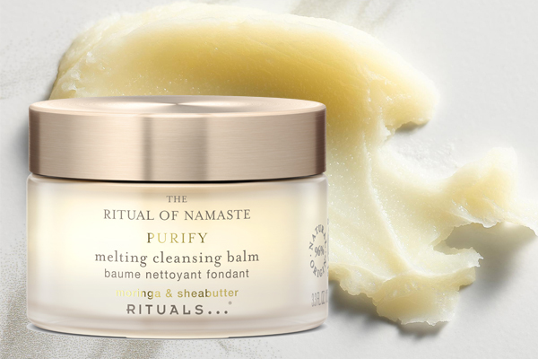 Der Melting Cleasing Balm von Rituals of Namaste verwöhnt die Haut 