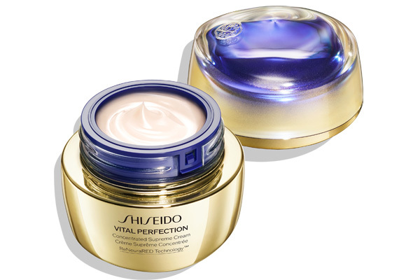 Vital Perfection Concentrated Supreme Cream ist eine leistungsstarke Pflege, die die Gesichtskonturen strafft und definiert, die Hautdichte wiederherstellt und die Ausstrahlung verbessert Vital Perfection Concentrated Supreme Cream ist eine leistungsstarke Pflege, die die Gesichtskonturen strafft und definiert, die Hautdichte wiederherstellt und die Ausstrahlung verbessert