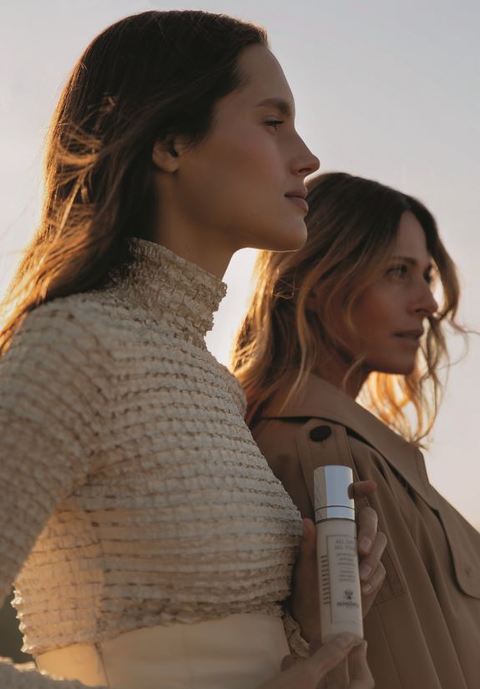 All Day All Year - Die globale Anti-Aging Tagespflege mit zweifachem Schutzschild, der die hauteigenen Abwehrkräfte* aktiviert und für eine gestärkte und länger jünger aussehende Haut sorgt. All Day All Year - Die globale Anti-Aging Tagespflege mit zweifachem Schutzschild, der die hauteigenen Abwehrkräfte* aktiviert und für eine gestärkte und länger jünger aussehende Haut sorgt.