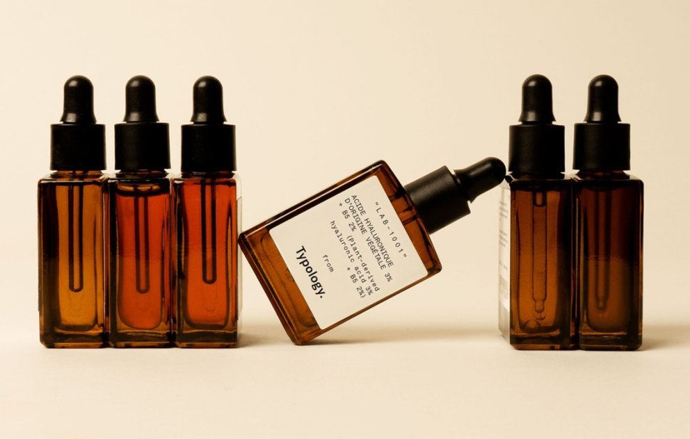 Um die nötige Feuchtigkeit der Gesichtshaut insbesondere im Winter - zu gewährleisten, hilft dieses wirkstoffreiche Serum dabei, die trockene Haut zu rehydrieren. Um die nötige Feuchtigkeit der Gesichtshaut insbesondere im Winter - zu gewährleisten, hilft dieses wirkstoffreiche Serum dabei, die trockene Haut zu rehydrieren.