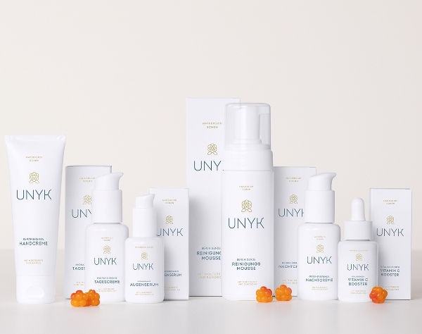 Die hochwertige Pflegelinie umfasst Reinigungsmousse, Vitamin C Booster, Tages- und Nachtpflege, Augen Serum sowie eine Handcreme konzipiert für die Haut ab 30 mit besonderen Ansprüchen. Die hochwertige Pflegelinie umfasst Reinigungsmousse, Vitamin C Booster, Tages- und Nachtpflege, Augen Serum sowie eine Handcreme konzipiert für die Haut ab 30 mit besonderen Ansprüchen.