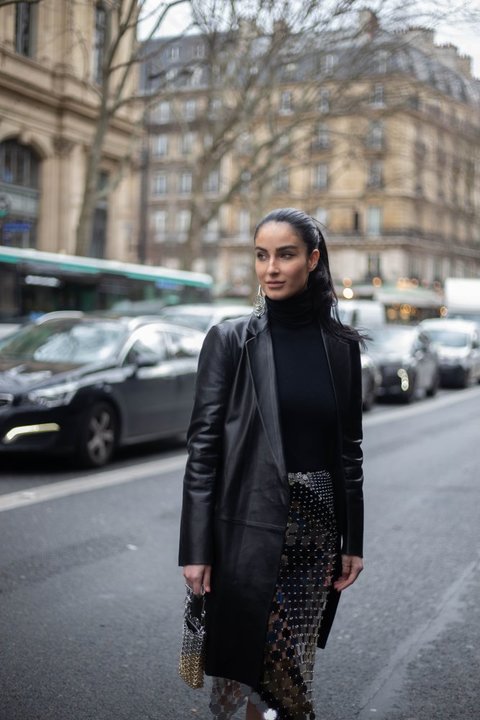 Ein Ledertrenchcoat wertet jedes Outfit mit seiner Eleganz auf Ein Ledertrenchcoat wertet jedes Outfit mit seiner Eleganz auf