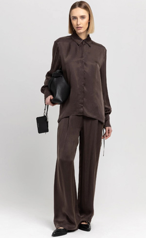 Eine architektonisch geschnittene Wide-Leg-Pants aus samtig fallendem Cupro-Twill in raffiniertem Pflaumenbraun  modern, zurückhaltend und souverän zugleich.