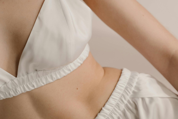 Seide nimmt Duft nur sehr fein auf, gibt ihn aber dafür besonders elegant und subtil wieder ab  ideal für edle Dessous