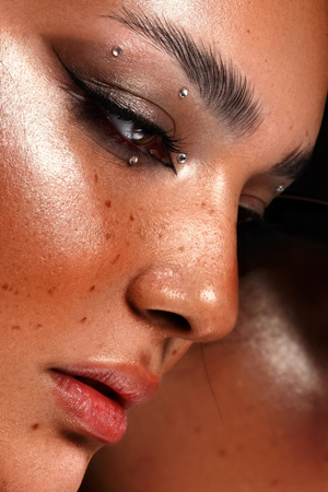 Kristalle zeigen verspielte Akzente bei Augen Makeup