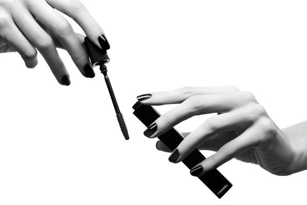 Die NOIR ALLURE Mascara schenkt dem Blick mit nur einem Klick mehr Tiefe.