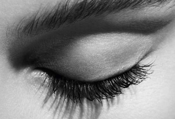Mit nur einer Anwendung entfaltet die NOIR ALLURE Mascara den Wimpernfächer in 4 Dimensionen