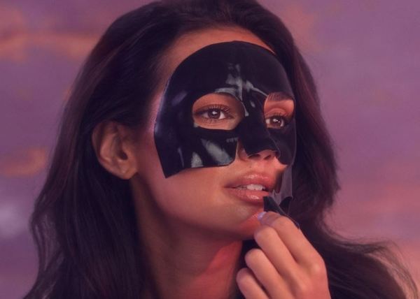 Die beruhigende CALM DOWN SHEET MASK ist eine Hydrogel-Maske, prall gefüllt mit Feuchtigkeit! 