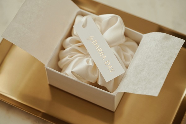 Die stylischen Silk Scrunchies von Dariia Day sind der perfekte Haarschmuck für jeden Look und jeden Anlass