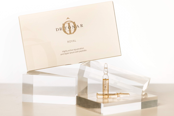Das tiefenwirksame ROYAL-Intensivserum vitalisiert die Haut, basierend auf neuesten wissenschaftlichen Erkenntnissen der Epigenetik. Das tiefenwirksame ROYAL-Intensivserum vitalisiert die Haut, basierend auf neuesten wissenschaftlichen Erkenntnissen der Epigenetik.