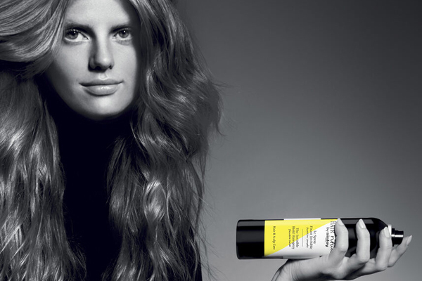 Le Spray Fixant Invisible fixiert jede Frisur mit einem kaum spürbaren, flexiblen und natürlichen Finish