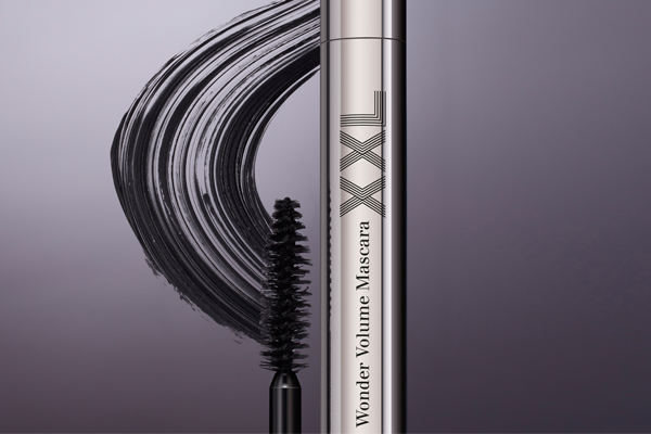 Clarins Wonder Volume Mascara XXL  eine intelligente 2-in-1-Wimperntusche, die Makeup &amp; Pflege sowie außergewöhnliches Volumen und 12-Stunden-Halt bietet
