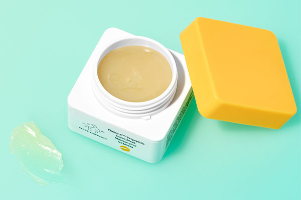Eine luxuriöse Mischung aus nährenden Pflanzenölen und -buttern wie Marula und Shea hilft, die Haut tief und lang anhaltend mit Feuchtigkeit zu versorgen und sie gleichzeitig samtig weich zu machen