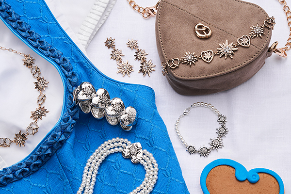  So stylish geht´s zum Anstich! Ein fesches Trio bilden Brezn, Edelweiß und Herzen. 
