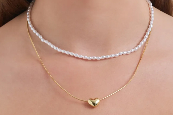 Diese doppelreihige Herzchenketten mit Perlen ist ein perfect Match für den Valentingstag