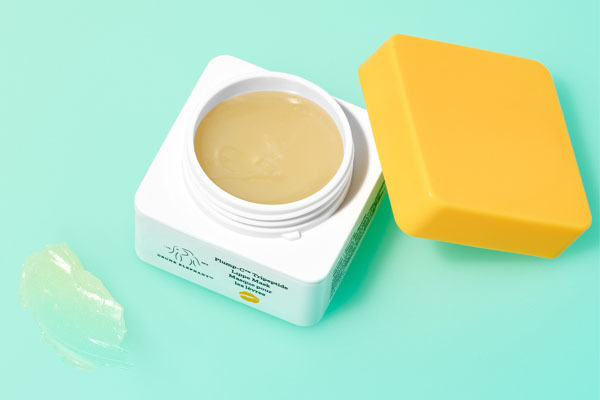 Eine luxuriöse Mischung aus nährenden Pflanzenölen und -buttern wie Marula und Shea hilft, die Haut tief und lang anhaltend mit Feuchtigkeit zu versorgen und sie gleichzeitig samtig weich zu machen