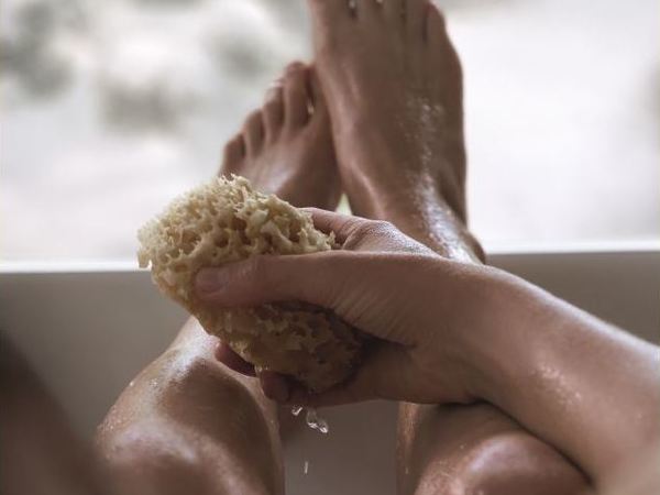 Sinn und Sinnlichkeit des Bades mit duftenden Badeessenzen von Dr. Hauschka