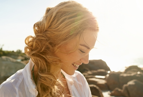 Ein Sprühstoß zwischen den Haarwäschen entfernt wirksam überschüssiges Fett, ohne die Haare auszutrocknen und zaubert im Handumdrehen einen frischen Look