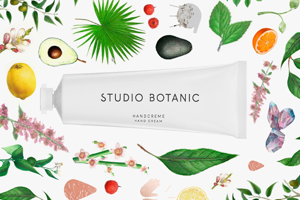 In einer praktischen Alutube präsentiert sich die STUDIO BOTANIC HANDCREME als perfekter Begleiter.