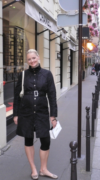 Ursula Hellein vor der Chanel Boutique in der Rue Cambon Ursula Hellein vor der Chanel Boutique in der Rue Cambon
