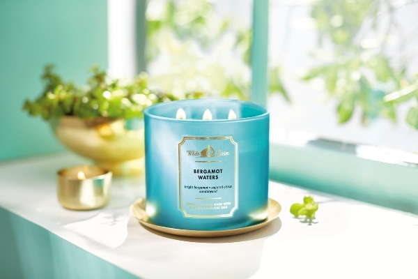 In Sachen Duftkerzen findet man bei Bath & Body Works fast unendlich viele Duftvariationen, vor allem im Segment der beliebten 3-Docht-Kerzen In Sachen Duftkerzen findet man bei Bath & Body Works fast unendlich viele Duftvariationen, vor allem im Segment der beliebten 3-Docht-Kerzen
