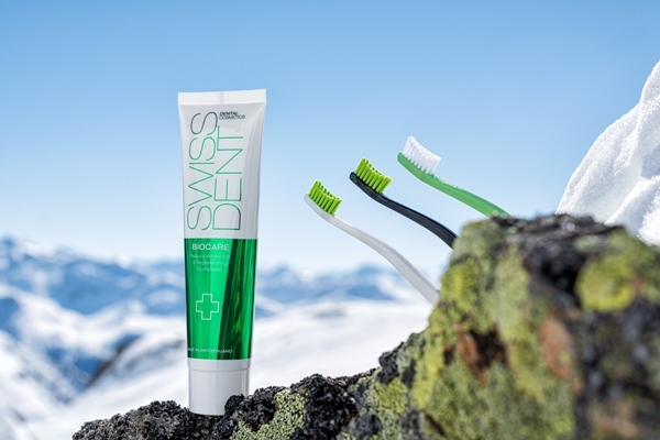Die High-Tech-Zahnpflege Swissdent revolutioniert aktuell die Zahnkosmetik so sanft wie es auch zu den Zähnen ist. Die High-Tech-Zahnpflege Swissdent revolutioniert aktuell die Zahnkosmetik so sanft wie es auch zu den Zähnen ist.