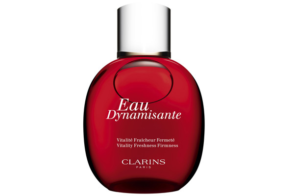 Eau Dynamisante ist der erste Aromaduft von Clarins, der die pflegende und duftende Wirkung von Pflanzen nach den Prinzipien der Aromatherapie und der Phytotherapie verbindet.