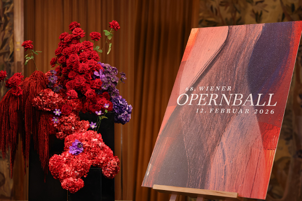 Der Blumenschmuck kommt von Dolls Blumen Wien, das Opernball Sujet stammt von Arnulf Rainer