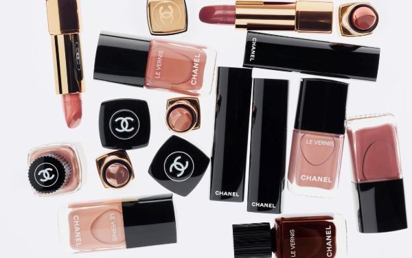 Chanel punktet in der aktuellen Herbst-Kollektion mit Lippen- und Nagelfarben, die perfekt auf die Nuancen des idealen Teints abgestimmt sind