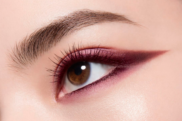 Rock Elegance in Rouge Noir