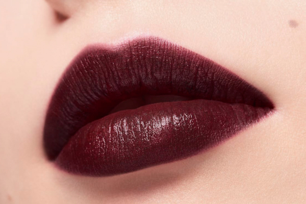Rouge Noir Lippen zu einem makellosen Teint