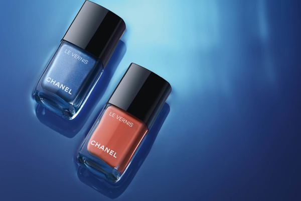 Die beiden neuen LE VERNIS Farben, ein metallisches Blau und ein zartes Korallenrot mit leichtem Perlmuttschimmer, bringen die Nägel wunderschön zur Geltung. 